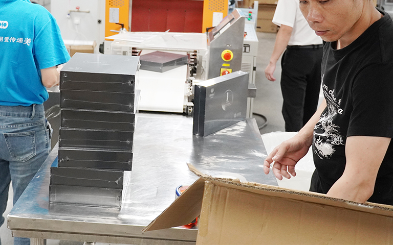 DAAO cosmetics OEM：Should one choose a low-cost OEM manufacturer for private-label cosmetics?(pic1)