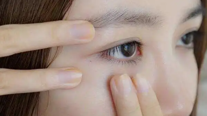 Daao Cosmetic OEM:Can undiluted serums be applied to the eyes? DAAO reveals the truth.(pic1) image.png